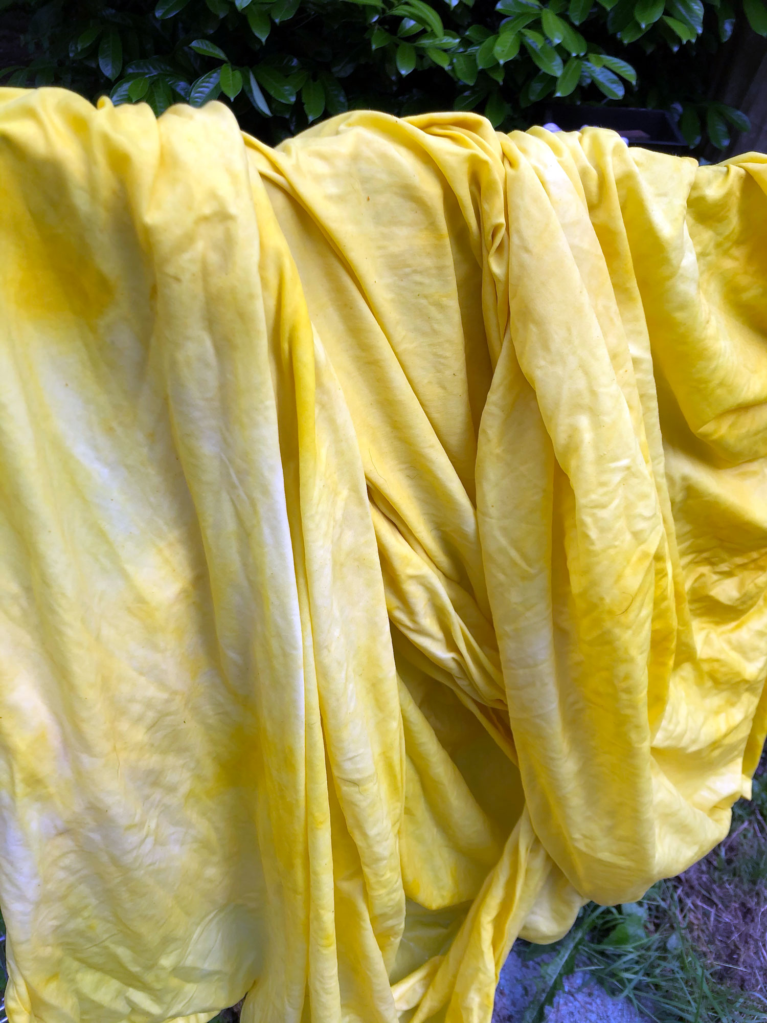 Easy DIY Turmeric Dye, how to dye with turmeric, upcycle dingy sheets